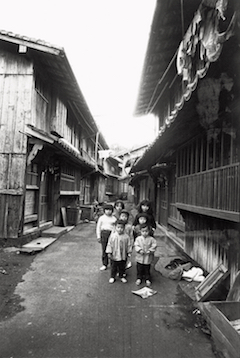 北井一夫『長崎・平戸』〈村へ〉より （富士フイルム株式会社蔵）