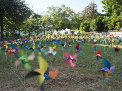 美術館前に、風ぐるま1,000本！
